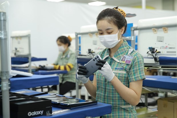 Workers assemble smart phones at Samsung Electronics Viet Nam in Thai Nguyen province. (Photo: VNA)