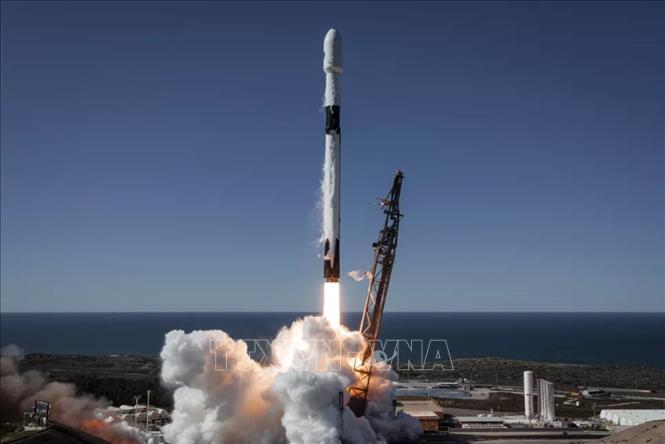 Tên lửa Falcon 9 của Tập đoàn Công nghệ Hàng không Vũ trụ SpaceX mang theo vệ tinh do thám NROL-87 của Mỹ rời bệ phóng tại Căn cứ Lực lượng Vũ trụ Vandenberg ở bang California, ngày 3/2/2022. Ảnh: SpaceX/TTXVN