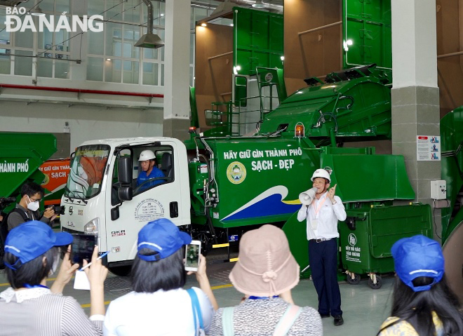 A new generation garbage compactor truck is bringing garbage to the garbage transfer station on Le Thanh Nghi Street.