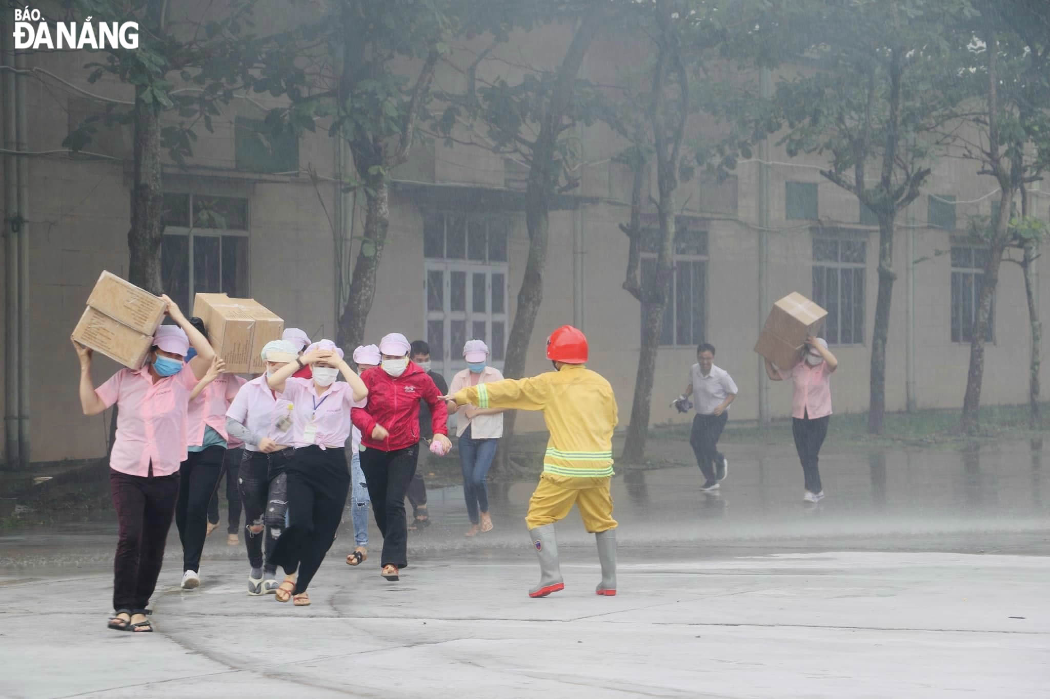 Người lao động chủ động di chuyển tài sản ra khỏi khu vực nguy hiểm.