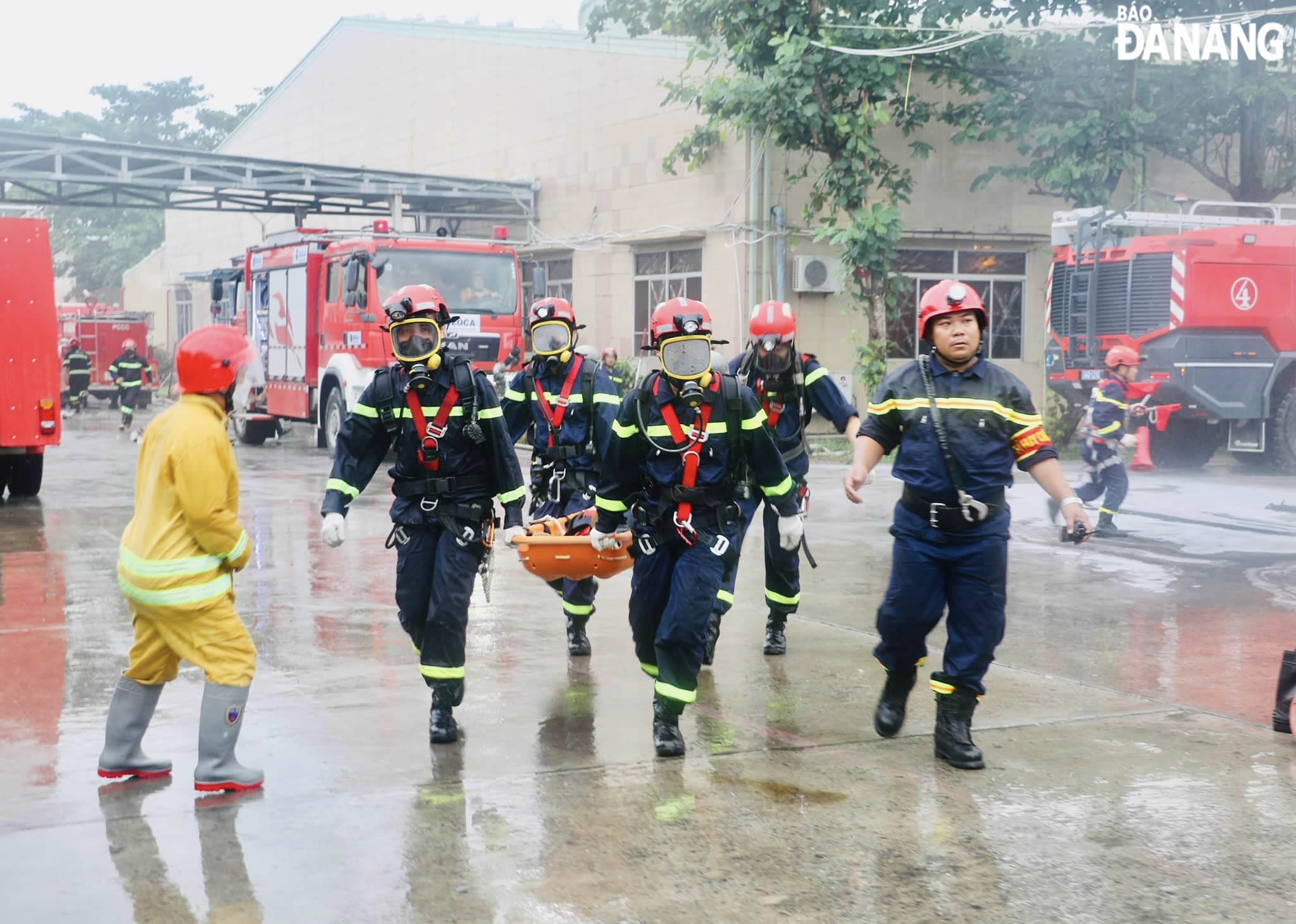 Với những người bị thương do đám cháy gây ra, lực lượng chức năng đưa ra ngoài bằng phương tiện chuyên dụng.