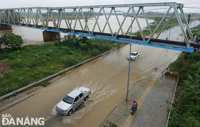 Đoạn đường Thăng Long thấp trũng đã bị ngập do lũ từ sông Yên chảy về. Ảnh: HOÀNG HIỆP