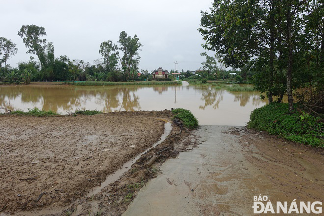 Một đoạn đường và khu vực đất sản xuất thấp trũng ở giữa xã Hòa Tiến (huyện Hòa Vang) và xã Điện Tiến (thị xã Điện Bàn, tỉnh Quảng Nam) bị ngập lũ.