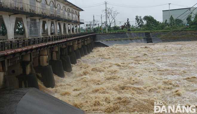 Floodwater is flowing through the An Trach Dam to the downstream of the Yen River.