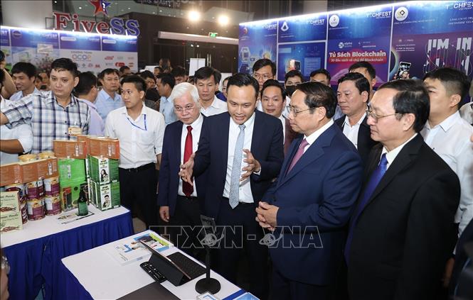 Thủ tướng Phạm Minh Chính tham quan các sản phẩm tại Ngày hội Khởi nghiệp đổi mới sáng tạo quốc gia. Ảnh: Dương Giang/TTXVN