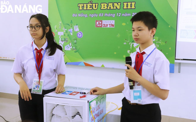 Air purifier is presented at the contest by secondary school pupils. Photo: NGOC HA