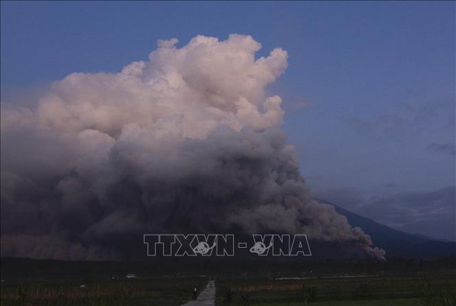 Núi lửa Semeru trên đảo Java, Indonesia phun trào ngày 4-12-2022. Ảnh: AFP/TTXVN