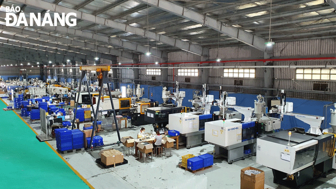 Công nhân sản xuất tại Công ty TNHH Sản xuất và Thương mại Minh Thịnh Lợi (quận Ngũ Hành Sơn). Ảnh: QUỲNH TRANG