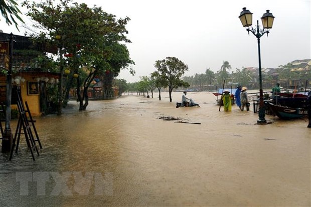 Nước sông Hoài dâng ngập đường Bạch Đằng, thành phố Hội An. (Ảnh: TTXVN)