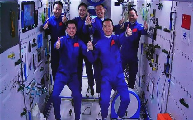 Các phi hành gia của tàu Thần Châu-14 và tàu Thần Châu-15 trên trạm Thiên Cung ngày 30/11/2022. (Ảnh: THX/TTXVN)