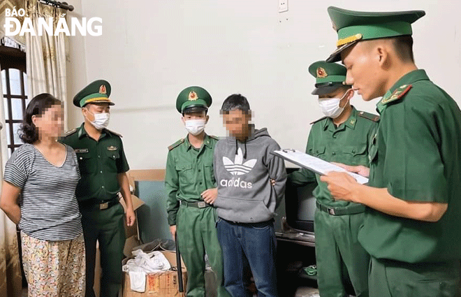 Đồn Biên phòng Hải Vân phối hợp  các lực lượng bắt giữ đối tượng tàng trữ trái phép chất ma túy tại quận Liên Chiểu. Ảnh: PHƯƠNG MINH