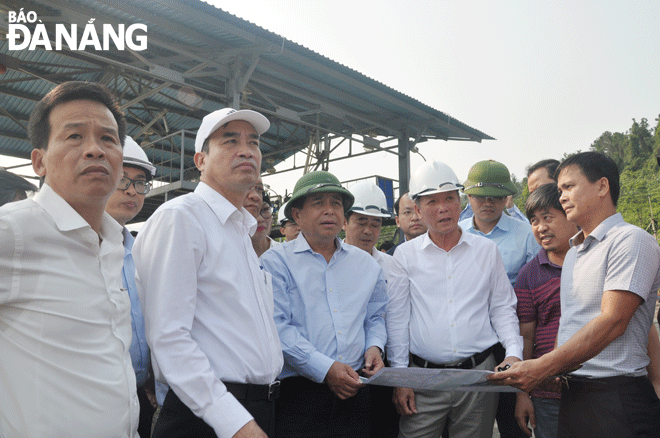  Minister of Planning and Investment Nguyen Chi Dung (third from the left) and Chairman of the Da Nang People's Committee Le Trung Chinh (second from the left) survey the construction site of Lien Chieu Port in March. 2021. Photo: THANH LAN