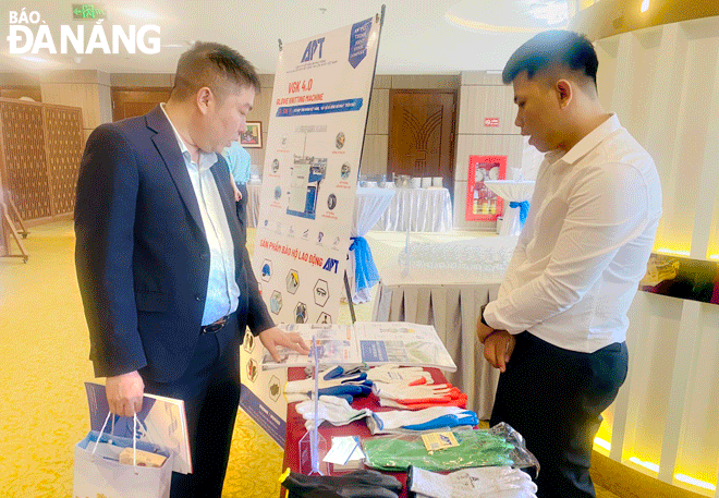 Enterprises learn about supporting industry products at a supporting industry connection conference held in Da Nang on November 4. Photo: Q.TRANG