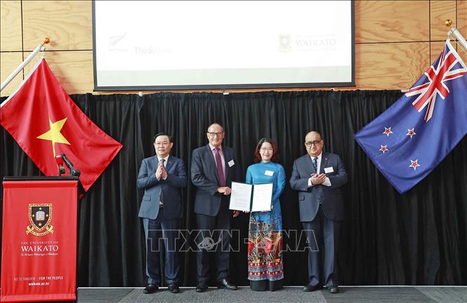 Chủ tịch Quốc hội Vương Đình Huệ chứng kiến lễ trao đổi Biên bản ghi nhớ giữa các trường đại học của New Zealand và Việt Nam. Ảnh: TTXVN
