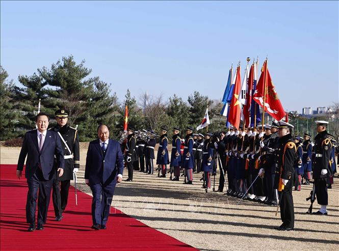 Chủ tịch nước Nguyễn Xuân Phúc và Tổng thống Hàn Quốc Yoon Suk-yeol duyệt đội danh dự. Ảnh: Thống Nhất/TTXVN