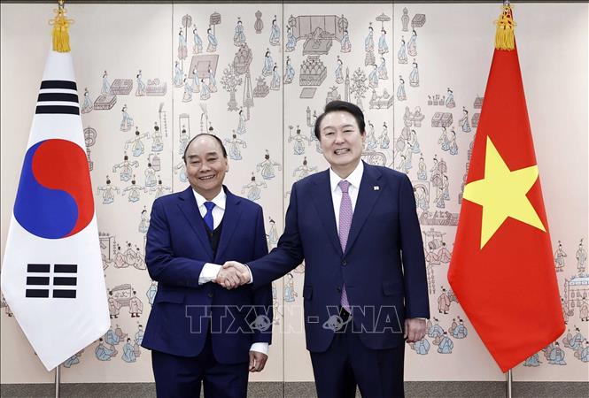 Chủ tịch nước Nguyễn Xuân Phúc và Tổng thống Yoon Suk-yeol. Ảnh: Thống Nhất/TTXVN