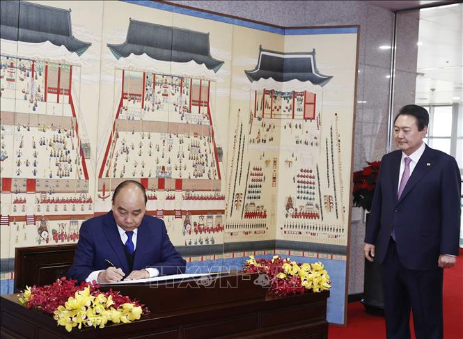 Chủ tịch nước Nguyễn Xuân Phúc viết lưu bút tại Văn phòng Tổng thống Hàn Quốc. Ảnh: Thống Nhất/TTXVN
