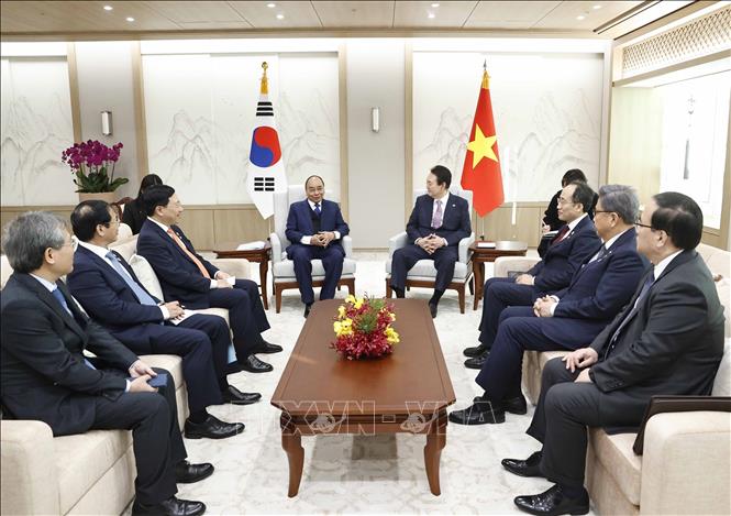 Chủ tịch nước Nguyễn Xuân Phúc gặp hẹp với Tổng thống Hàn Quốc Yoon Suk-yeol. Ảnh: Thống Nhất/TTXVN