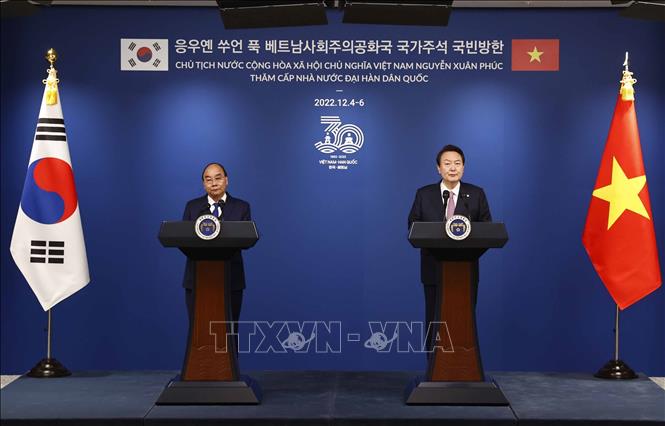Chủ tịch nước Nguyễn Xuân Phúc và Tổng thống Hàn Quốc Yoon Suk-yeol chủ trì họp báo. Ảnh: Thống Nhất/TTXVN