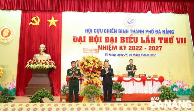 Bí thư Thành ủy Nguyễn Văn Quảng (bên phải) tặng hoa chúc mừng Đại hội đại biểu Cựu chiến binh thành phố lần thứ 7 nhiệm kỳ 2022 - 2027.	