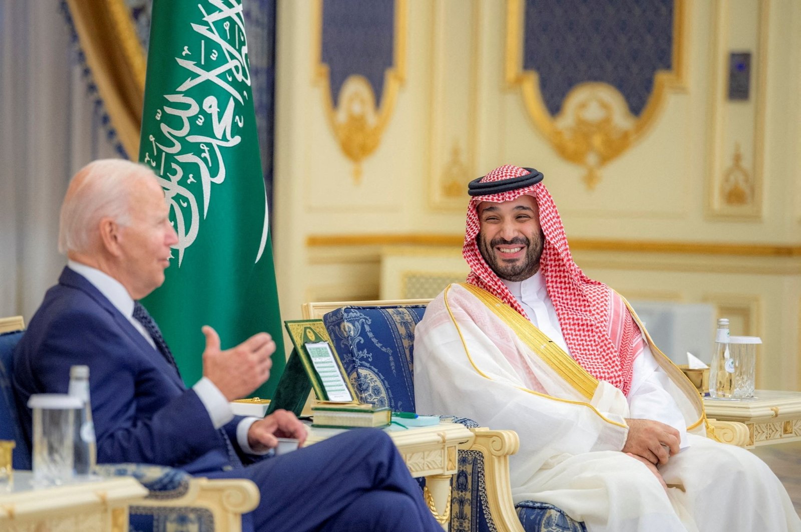 Thái tử Saudi Arabia Mohammed bin Salman (bên phải) tiếp Tổng thống Mỹ Joe Biden tháng 7-2022. Ảnh: Reuters