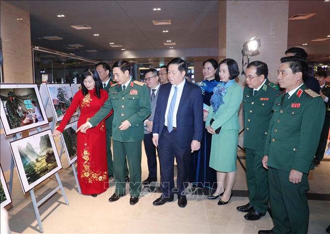 Đại tướng Phan Văn Giang, đồng chí Nguyễn Trọng Nghĩa và các đại biểu tham quan triển lãm ảnh. Ảnh: Phương Hoa/TTXVN