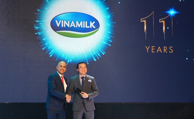 Ông Murli Maiya, Giám đốc Điều hành khối dịch vụ tài chính khu vực châu Á - Thái Bình Dương của J.P. Morgan chúc mừng Vinamilk với kết quả nổi bật 11 năm liền trong top 50. Ảnh: Công ty VNM cung cấp  