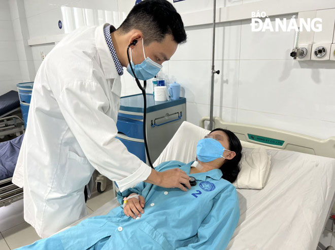 Một trong 2 bệnh nhân được phẫu thuật tim bằng kỹ thuật mổ ít xâm lấn đang được theo dõi tại Bệnh viện Đà Nẵng. Ảnh: PHAN CHUNG