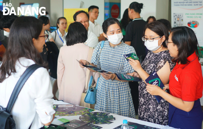 Liên kết, tăng cường đào tạo, ươm tạo tại các trường đại học là một trong những mục tiêu mà hệ sinh thái khởi nghiệp đổi mới sáng tạo thành phố hướng tới. Trong ảnh: Các đại biểu tìm hiểu gian hàng tại Ngày hội khởi nghiệp đổi mới sáng tạo SURF 2022. Ảnh: M.Q	