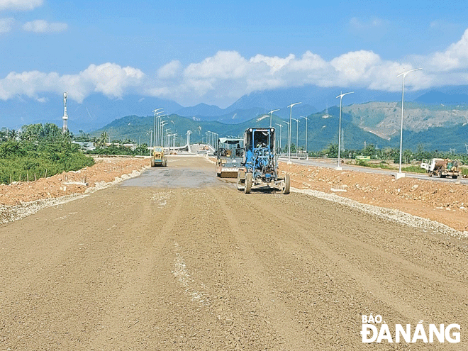 A section of West Ring Road No.2 connecting Road No. 8 in the Hoa Khanh Industrial Park to the intersection at the end of a bypass route to south of the Hai Van Tunnel is under construction. Photo: THANH LAN