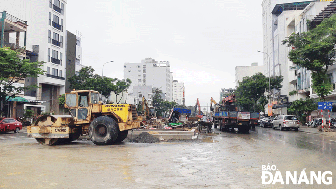 The installation of a separate wastewater collection system and sewer lines to transfer rainwater to the Han River for the basin from Ho Xuan Huong Street to Da Nang’s border with Quang Nam Province is underway.