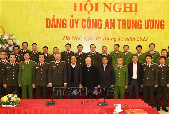 Tổng Bí thư Nguyễn Phú Trọng, Chủ tịch nước Nguyễn Xuân Phúc, Thủ tướng Phạm Minh Chính với các Ủy viên Đảng ủy Công an Trung ương dự hội nghị. Ảnh: Trí Dũng/TTXVN