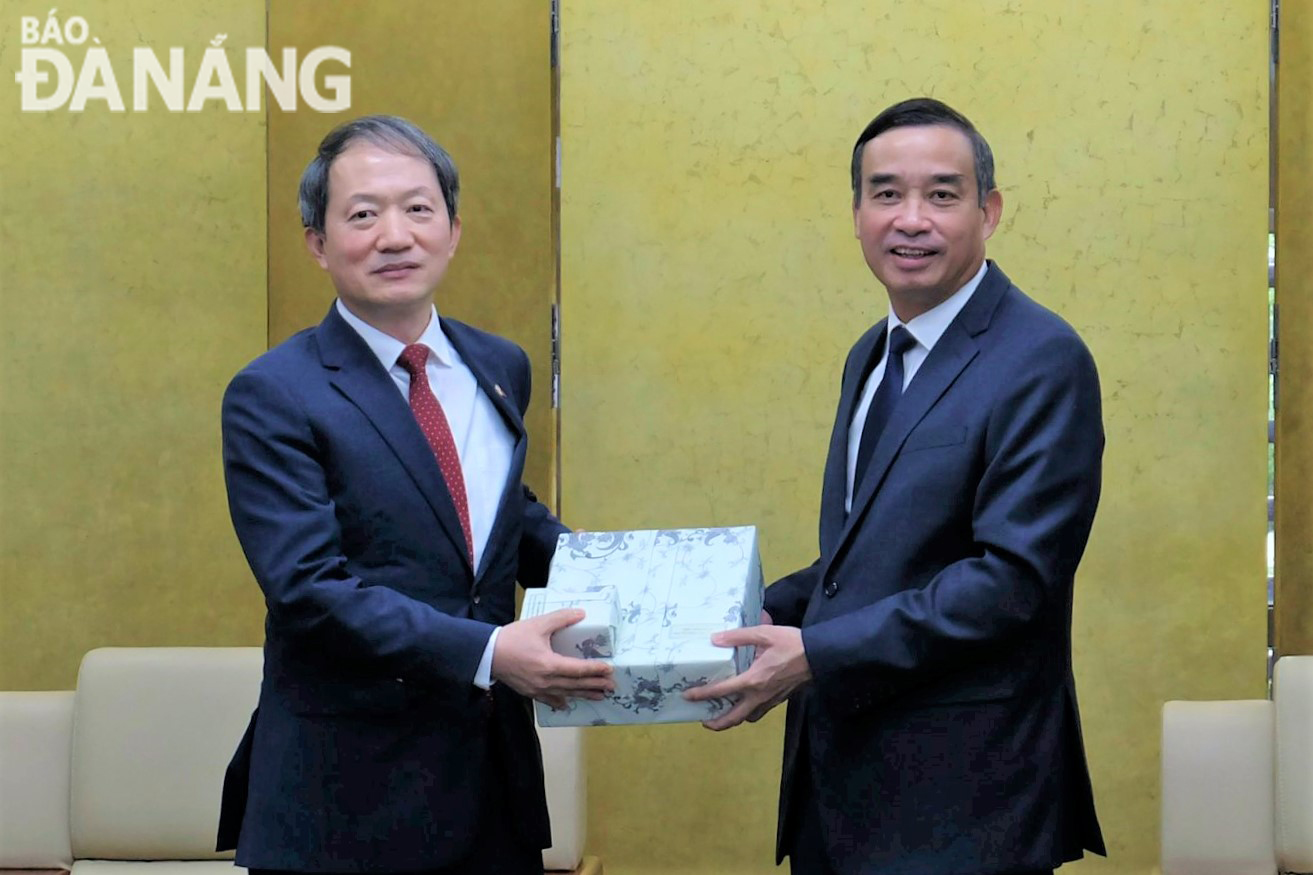 Chairman of the Da Nang People's Committee Le Trung Chinh (right) receives the Consul General of the Republic of Korea in Da Nang Ahn Min Sik who came to bid his farewell at the end of his tenure in the city. Photo: L.P