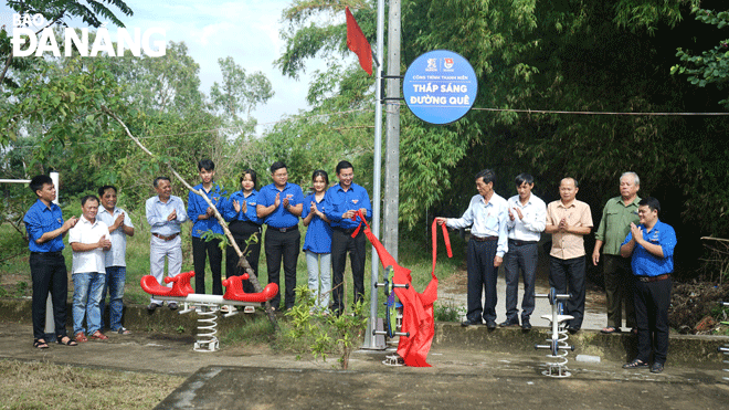 Thành Đoàn tổ chức khánh thành công trình thanh niên “Thắp sáng đường quê” gồm 35 trụ đèn năng lượng mặt trời tại thôn Cồn Mong (xã Hòa Phước, huyện Hòa Vang) ngày 24-11. Ảnh: N.Q