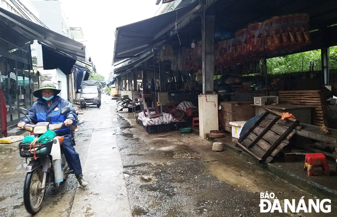 Chợ Vật Tư là một trong 3 chợ tạm nhỏ trên địa bàn phường Hòa Hiệp Bắc, nằm ở vị trí không thuận lợi, đường giao thông nhỏ hẹp gây nhiều bất tiện cho người dân.  Ảnh: ĐẮC MẠNH