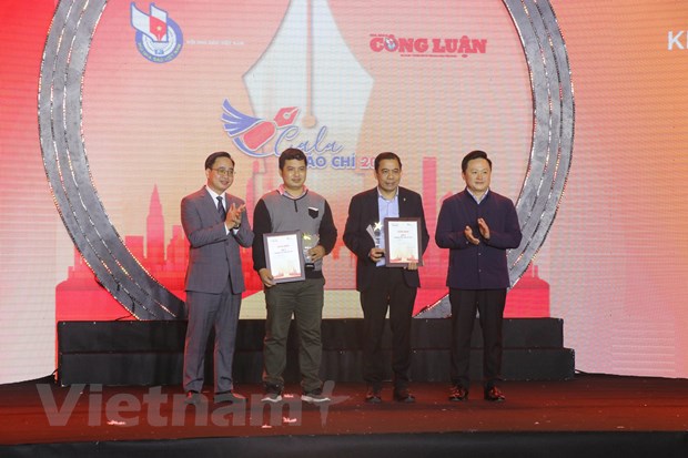 Tác giả Bùi Cương Quyết (Thông tấn xã Việt Nam, thứ hai từ trái sang) nhận giải C. (Ảnh: Việt Anh/Vietnam+)