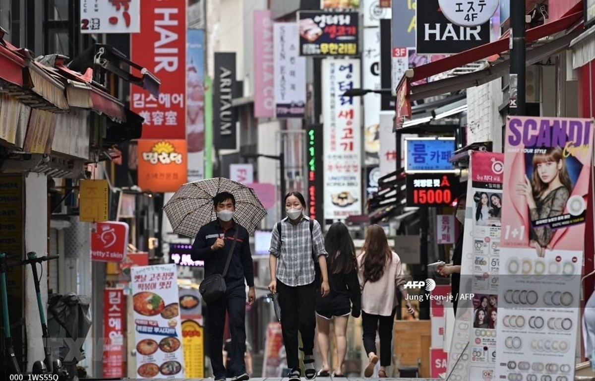 Người dân di chuyển trên đường phố tại thủ đô Seoul, Hàn Quốc. Ảnh minh họa: AFP/TTXVN