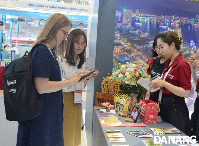 Hội chợ sẽ là cơ hội để người mua, người bán gặp gỡ, các doanh nghiệp có cơ hội quảng bá giới thiệu sản phẩm. Trong ảnh: Khách tham quan gian hàng của Đà Nẵng tại Diễn đàn Phát triển đường bay châu Á - Routes Asia 2022. Ảnh: THU HÀ
