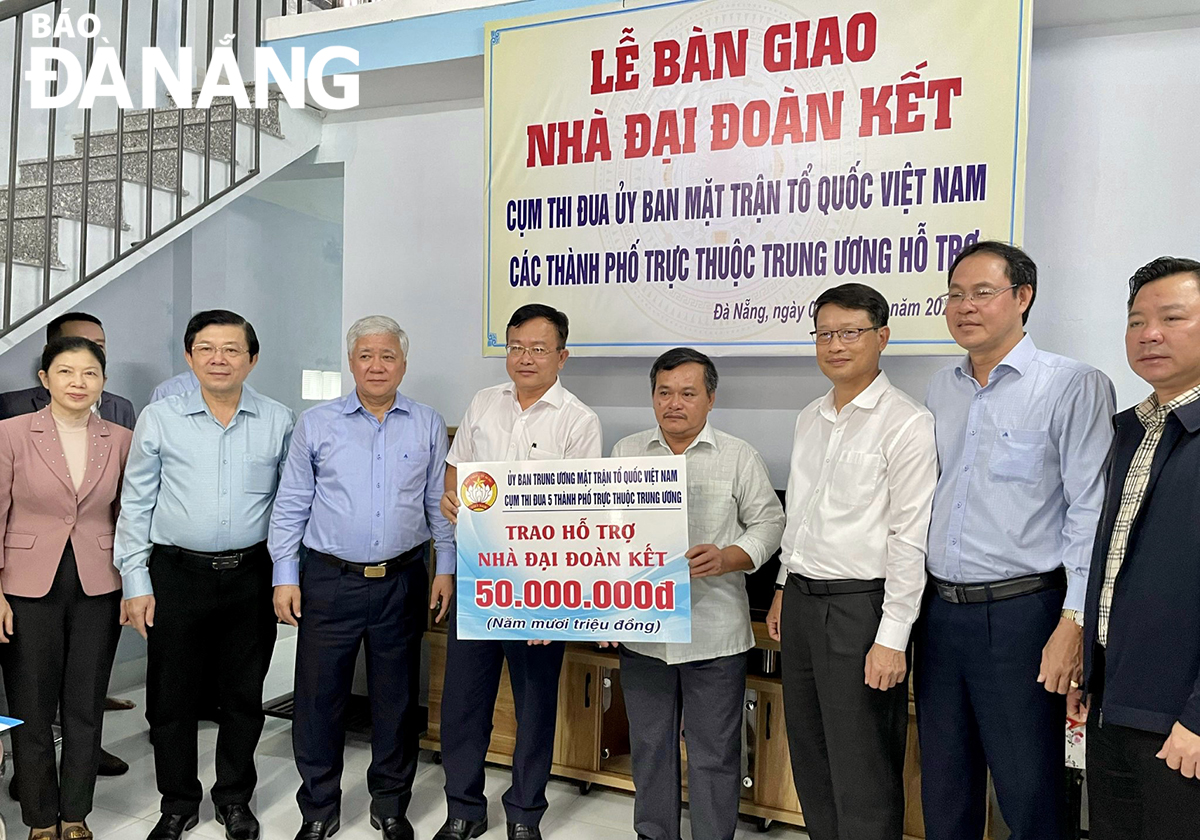 Bí thư Trung ương Đảng, Chủ tịch Ủy ban Trung ương MTTQ Việt Nam Đỗ Văn Chiến (thứ 3, trái sang) trao quà cho hộ gia đình ông Hứa Chấn Rân. Ảnh: N.QUANG