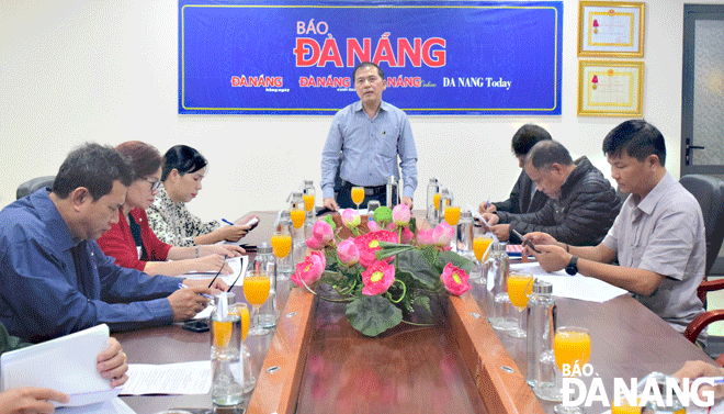 Mr. Nguyen Duc Nam, the Editor-in-Chief of Da Nang Newspaper and Head of the Races’ Organizing Committee, delivering his remarks at Thursday’s meeting. Photo: P.N