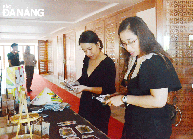 2022 witnessed a boom in many activities and events with a joint mission of attracting visitors to Da Nang. Visitors are seen visiting the tourism product introduction booth of the Da Nang Tourism Promotion Centre at the event to welcome foreign press presstrip delegations. Photo: SONG KHUE