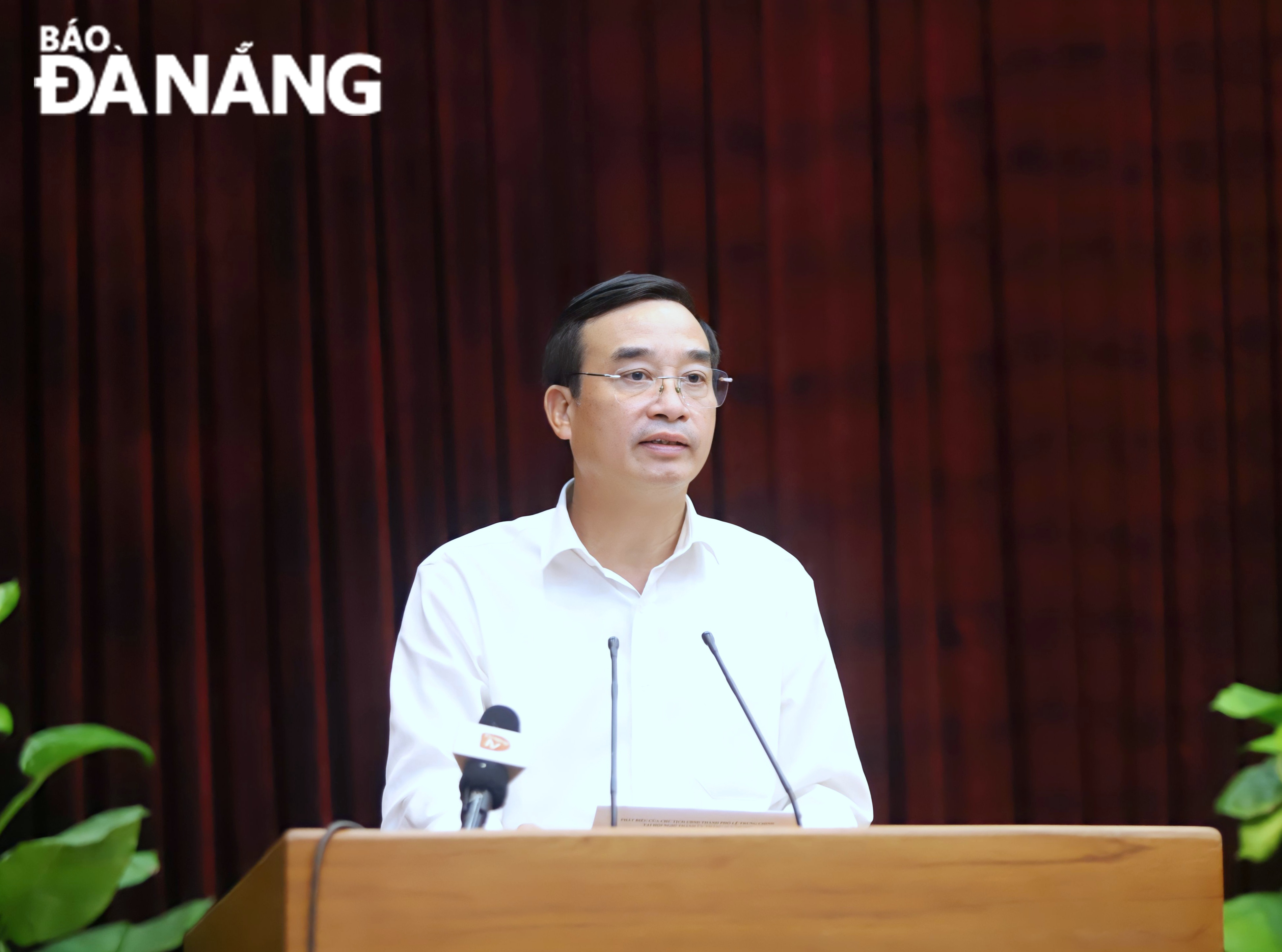 Chủ tịch UBND thành phố Lê Trung Chinh phát biểu tại hội nghị. Ảnh: NGỌC PHÚ