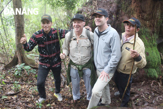 Du khách thích thú khám phá rừng pơmu cổ thụ thông qua tour trải nghiệm vùng cao do Pơloong Plênh kết nối và tổ chức. Ảnh: H.N