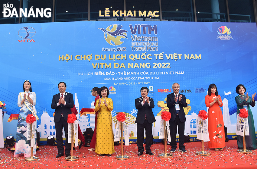 Deputy Minister of Culture, Sports and Tourism Doan Van Viet (middle), Director General of Viet Nam National Administration of Tourism Nguyen Trung Khanh (second, left), Vice Chairwoman of the Da Nang People's Committee Ngo Thi Kim Yen (third, left) and some delegates cutting the ribbon to open the Viet Nam International Travel Mart. Photo: THU HA