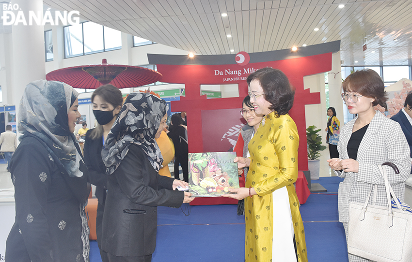 Vice Chairwoman of the municipal People's Committee Ngo Thi Kim Yen (second, right) visits some international pavilions. Photo: THU HA