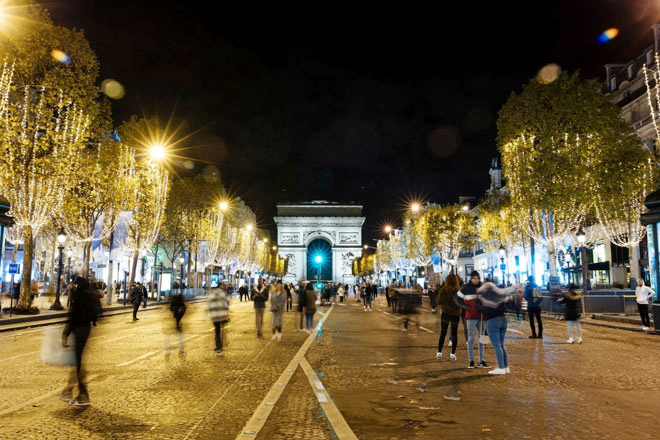 Đại lộ Champs-Élysées ở thủ đô Paris của Pháp chỉ thắp sáng đèn đến 23 giờ 45 (giờ địa phương) thay vì đến 2 giờ sáng như những mùa Giáng sinh trước. Ảnh: A.P 