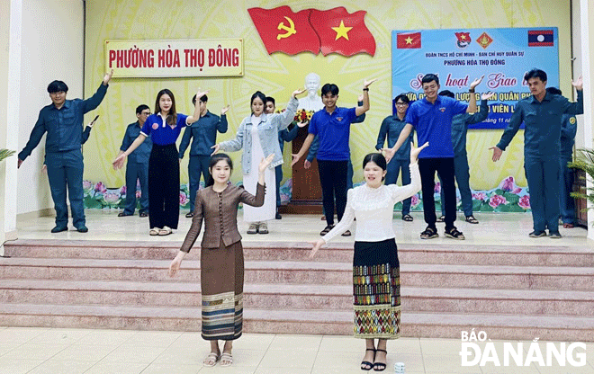 Youth Union members in Hoa Tho Dong Ward, Cam Le District, along with Lao students, joining a cultural exchange programme on November 19, 2022. Photo: C.L