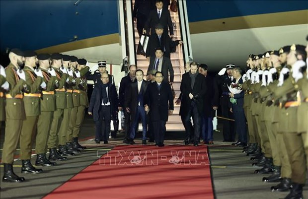 PM Pham Minh Chinh and the Vietnamese delegation are welcomed at the Luxembourg-Findel International Airport on December 9 morning. (Photo: VNA)