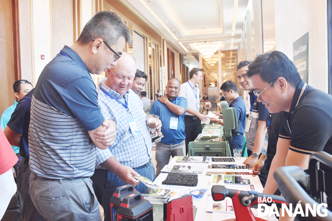 VITM 2022 is expected to offer great opportunities to Da Nang to accelerate its tourism recovery. IN PHOTO: Guests visiting show booths at the Da Nang Golf Tourism Festival 2022. Photo: THU HA