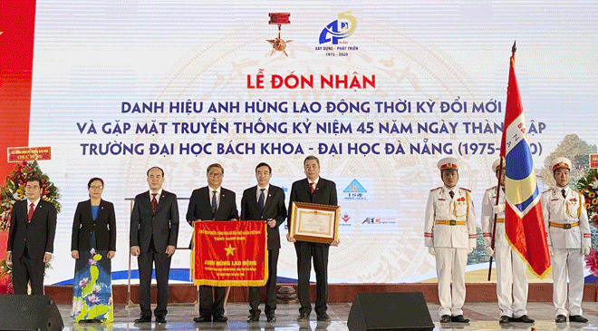 Trường Đại học Bách Khoa - Đại học Đà Nẵng đón nhận Danh hiệu Anh hùng lao động thời kỳ đổi mới năm 2020. 